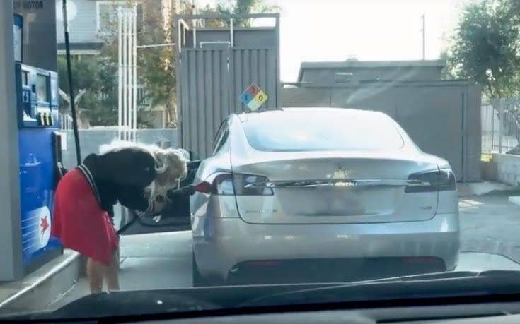 Γυναίκα προσπαθεί να βάλει καύσιμα σε ηλεκτρικό αυτοκίνητο