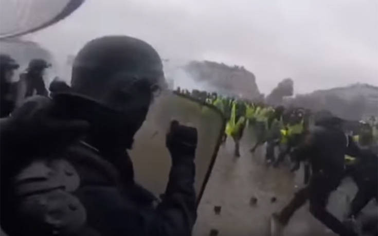 Δείτε ένα «ντου» της αστυνομίας στις γαλλικές ταραχές από την πλευρά των… ΜΑΤ