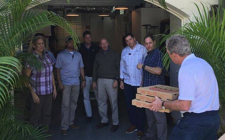 Ο Τζορτζ Μπους μοίρασε πίτσα στους απλήρωτους σωματοφύλακές του
