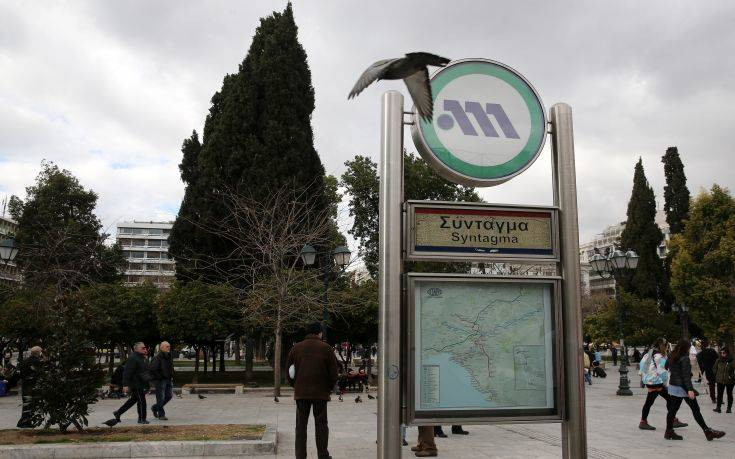 Έκλεισαν οι σταθμοί του μετρό «Σύνταγμα» και «Πανεπιστήμιο» λόγω της οβίδας στο Σύνταγμα