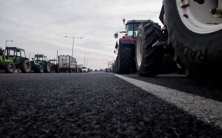 Αγρότες απέκλεισαν τη νέα εθνική οδό Πατρών – Πύργου