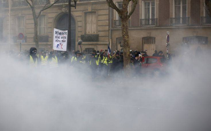 Ξύλο και δακρυγόνα στη διαδήλωση των «κίτρινων γιλέκων» στο Παρίσι