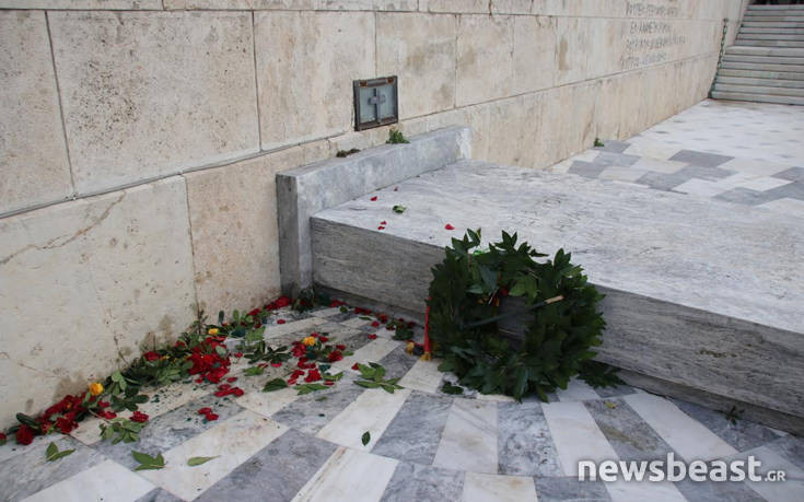 Πέταξαν το στεφάνι της Μέρκελ από το μνημείο του Άγνωστου Στρατιώτη