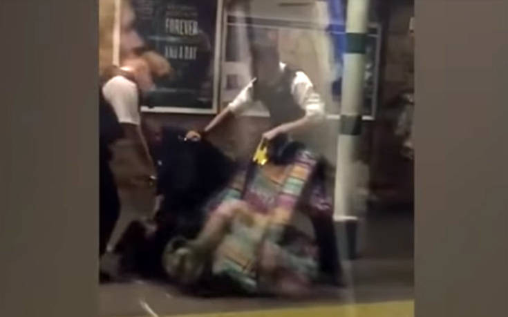Η δραματική στιγμή της σύλληψης άνδρα με ματσέτα σε σταθμό τρένου στο Λονδίνο