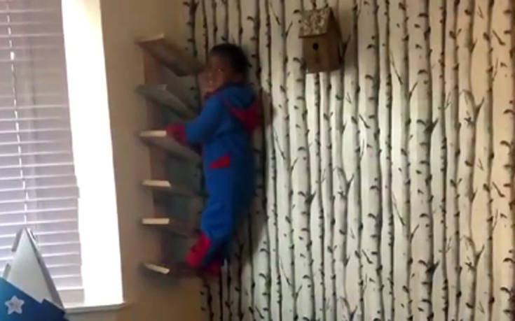 O μικρός Spiderman που φοβάται τα ύψη