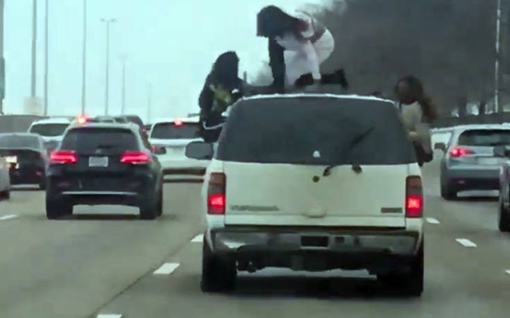 Η στιγμή που δύο γυναίκες κάνουν twerking στην οροφή οχήματος σε αυτοκινητόδρομο