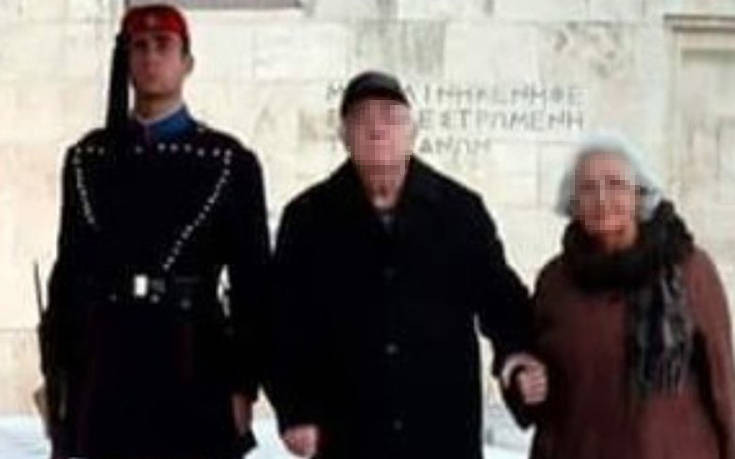 Όλη η αλήθεια για τη viral φωτογραφία με τον παππού και την γιαγιά στον Άγνωστο Στρατιώτη