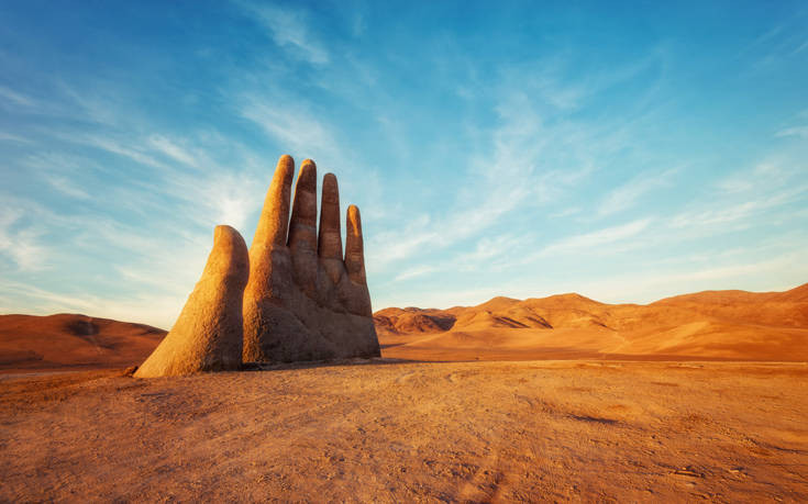 Το «Χέρι της Ερήμου» που συμβολίζει τον αγώνα για την επιβίωση