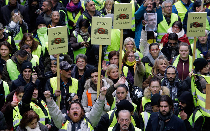 Χέρι-χέρι σε γενική απεργία με τα κίτρινα γιλέκα τα συνδικάτα της Γαλλίας