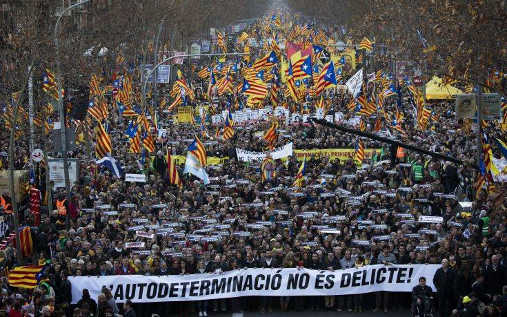 Γέμισαν διαδηλωτές υπέρ της ανεξαρτησίας της Καταλονίας οι δρόμοι της Βαρκελώνης