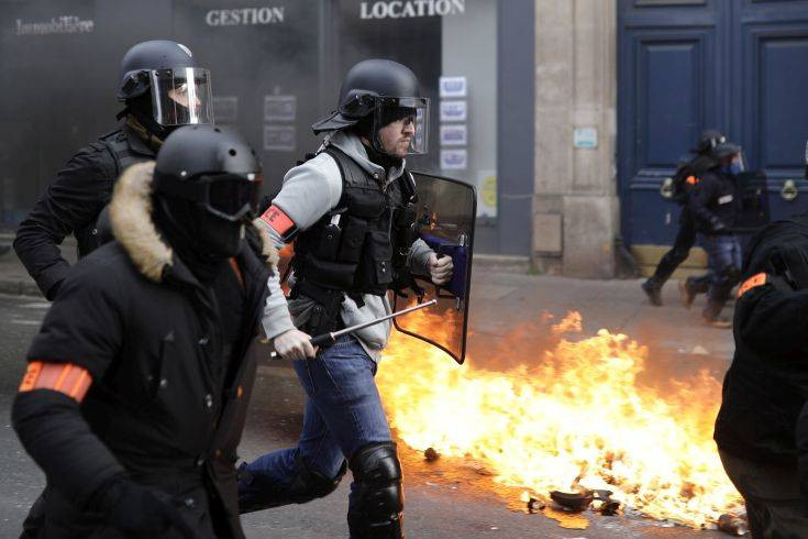 Γάλλοι φωτορεπόρτερ καταγγέλλουν επίθεση αστυνομικών σε διαδήλωση των «κίτρινων γιλέκων»