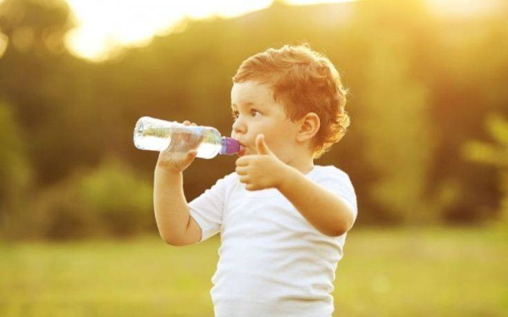 Πόσο νερό πρέπει να πίνουν καθημερινά τα παιδιά