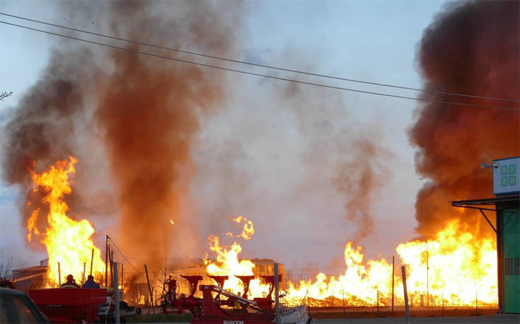 Κόλαση φωτιάς σε εργοστάσιο στη Λάρισα, φόβοι για έκρηξη