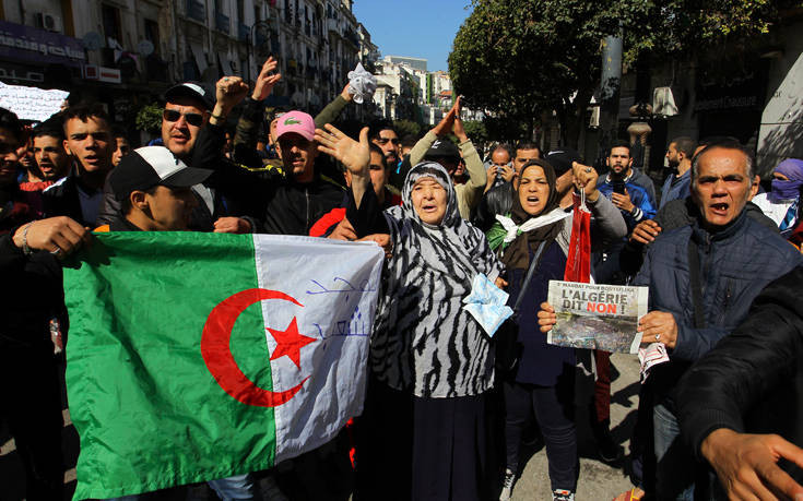 Χιλιάδες άνθρωποι διαδηλώνουν στο Αλγέρι ενάντια στον πρόεδρο της χώρας