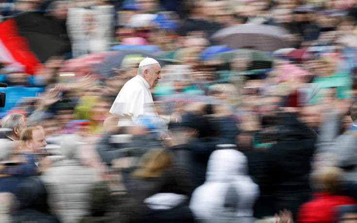 Λύθηκε το μυστήριο γιατί ο Πάπας τραβούσε το χέρι του όταν οι πιστοί προσπαθούσαν να τον φιλήσουν