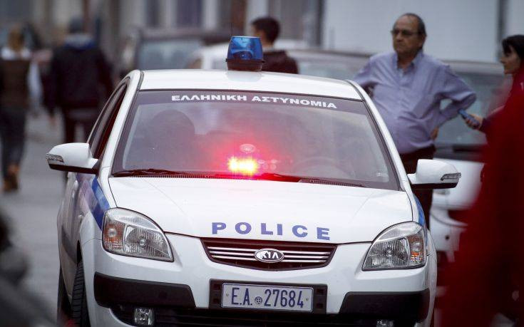 Γυναίκα απειλεί να πέσει στο κενό από ταράτσα επταόροφης οικοδομής στη Θεσσαλονίκη