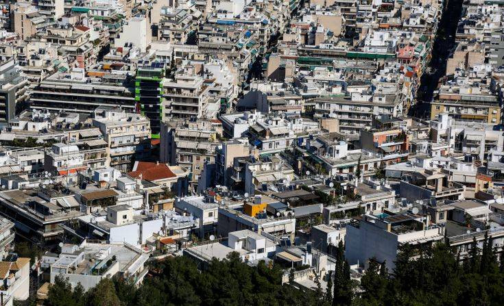 Οι Έλληνες πληρώνουν 4 στα 10 ευρώ για ενοίκιο, δόση στεγαστικού και λογαριασμούς