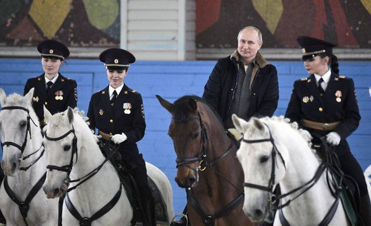 Έφιππος ο Πούτιν τίμησε την Παγκόσμια Ημέρα της Γυναίκας