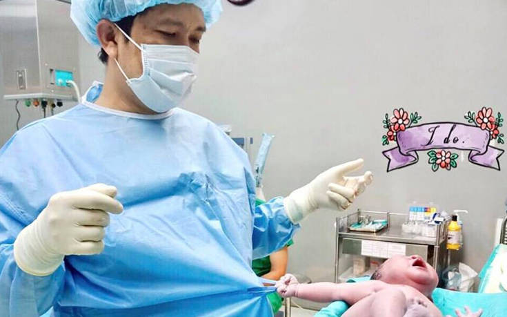 Νεογέννητο «γραπώνει» τον μαιευτήρα λίγα λεπτά μετά τη γέννησή του