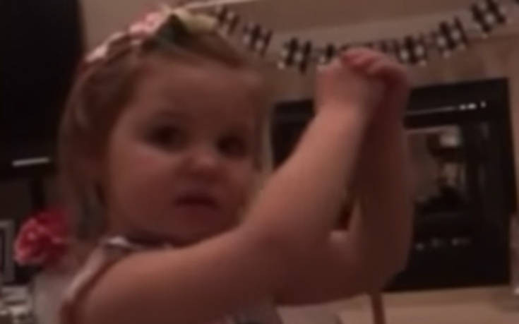 Ο απίστευτος λόγος για τον οποίο μια 3χρονη έκανε κεφαλοκλείδωμα σε συμμαθητή της