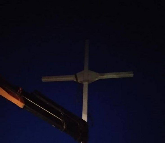 Συνέλαβαν 33 άτομα γιατί έστησαν ξανά το σταυρό στη Λέσβο