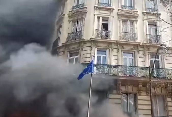 Έβαλαν φωτιά σε τράπεζα στο Παρίσι, μητέρα με το μωρό της εγκλωβίστηκαν σε μπαλκόνι