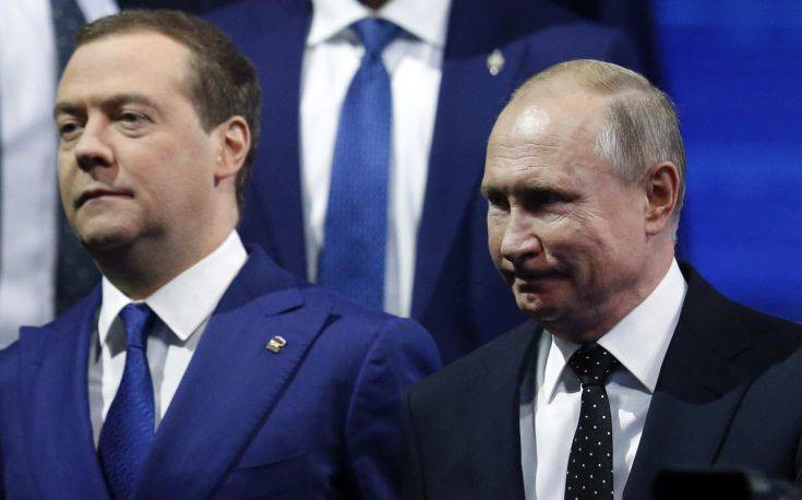 Η πλειοψηφία των Ρώσων εγκρίνει το έργο του Πούτιν, αλλά όχι του Μεντβέντεφ