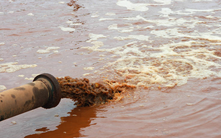 Στελέχη εταιρείας κατηγορούνται πως πετούσαν απόβλητα σε ρέμα που κατέληγε στον Θερμαϊκό