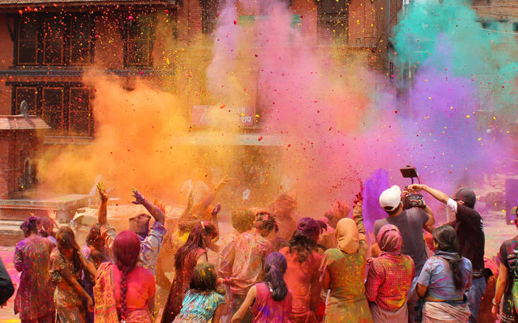 Εντυπωσιακές φωτογραφίες από τη Γιορτή των Χρωμάτων στην Ινδία