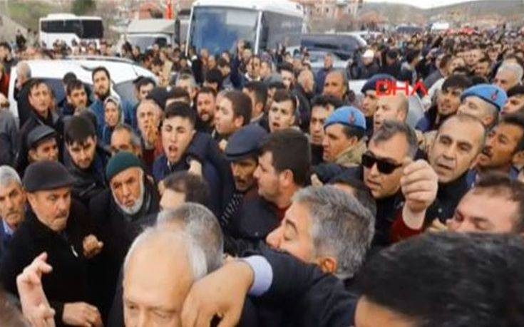 Τουρκία: Επίθεση από εξαγριωμένο πλήθος δέχθηκε στην Άγκυρα ο αρχηγός της αντιπολίτευσης