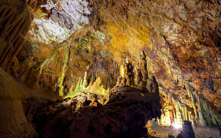 Παρέα νεαρών ανακάλυψε από τύχη εντυπωσιακό σπήλαιο με σταλακτίτες στην Πρέβεζα