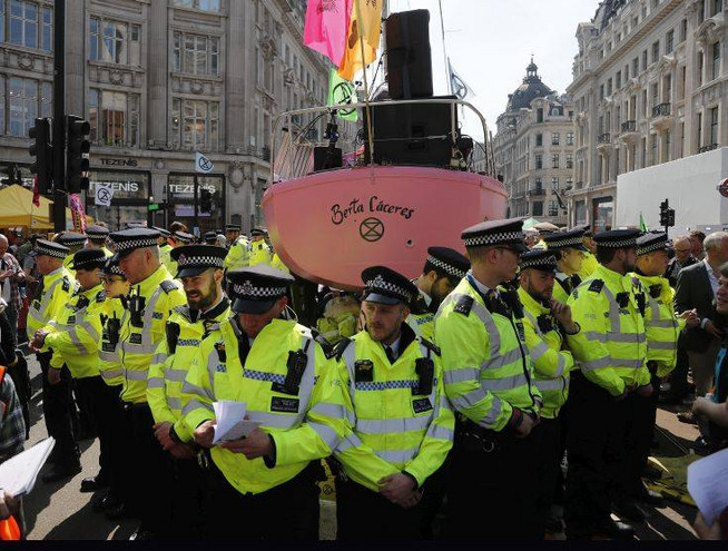 Αποκλεισμοί δρόμων του Λονδίνου από διαδηλωτές για το περιβάλλον