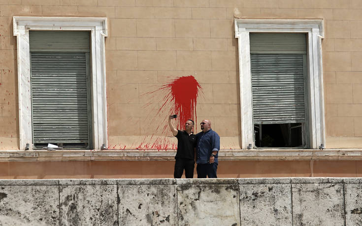 Επίθεση με μπογιές στη Βουλή: Η σέλφι Κασιδιάρη &#8211; Παναγιώταρου με φόντο το κόκκινο