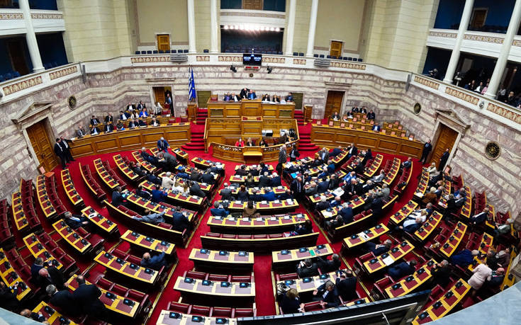 Πρεμιέρα σήμερα για την 18η Βουλή της Μεταπολίτευσης με&#8230; δώρο ένα βιβλιαράκι