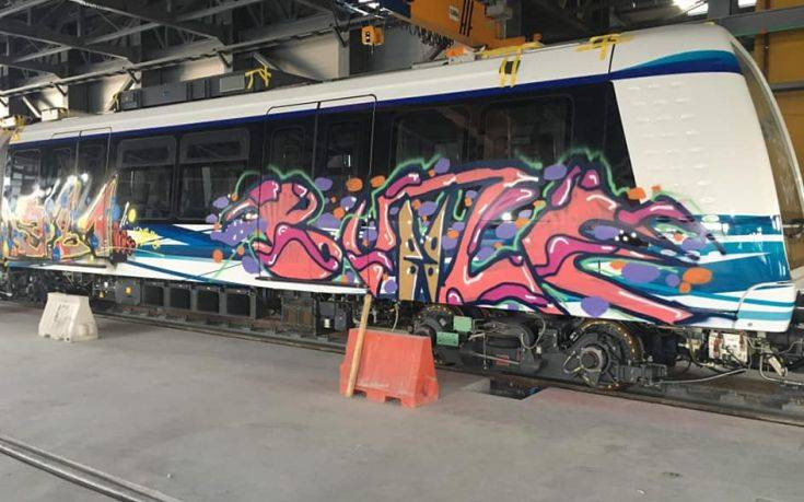 Γκράφιτι στα βαγόνια του μετρό Θεσσαλονίκης πριν καν κυκλοφορήσουν οι συρμοί