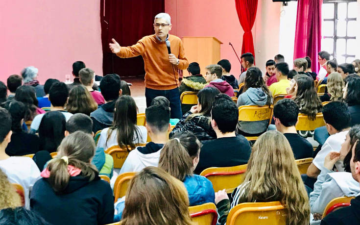 Ομιλία του Άγγελου Τσιγκρή για τον σχολικό εκφοβισμό σε σχολεία της Αιγείρας