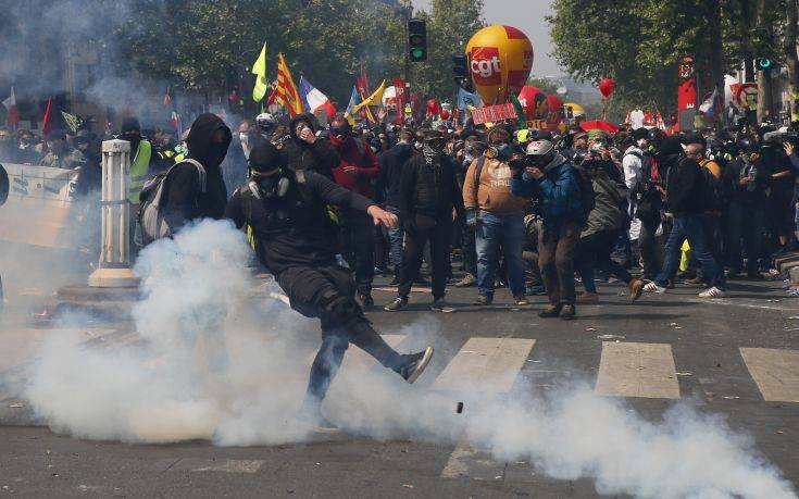 Χάος στο Παρίσι, συγκρούσεις και δακρυγόνα ανήμερα της Πρωτομαγιάς