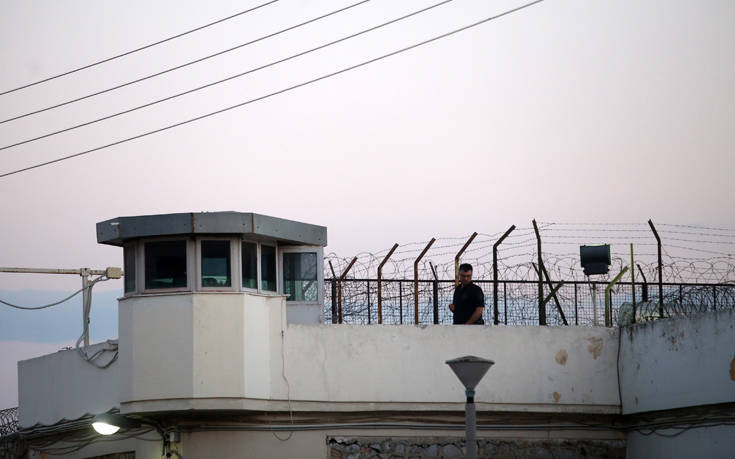 Μαχαίρια, ναρκωτικά και κινητό εντοπίστηκαν σε κελιά στις φυλακές Κορυδαλλού