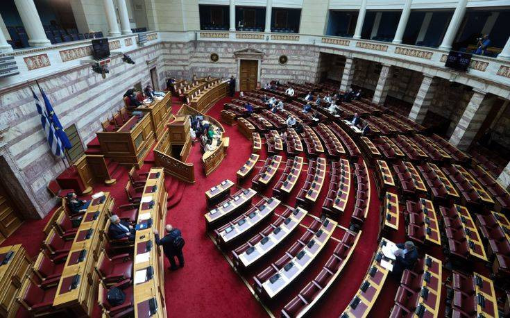 Υπερψηφίστηκε το νομοσχέδιο για ΕΥΠ και διπλώματα οδήγησης