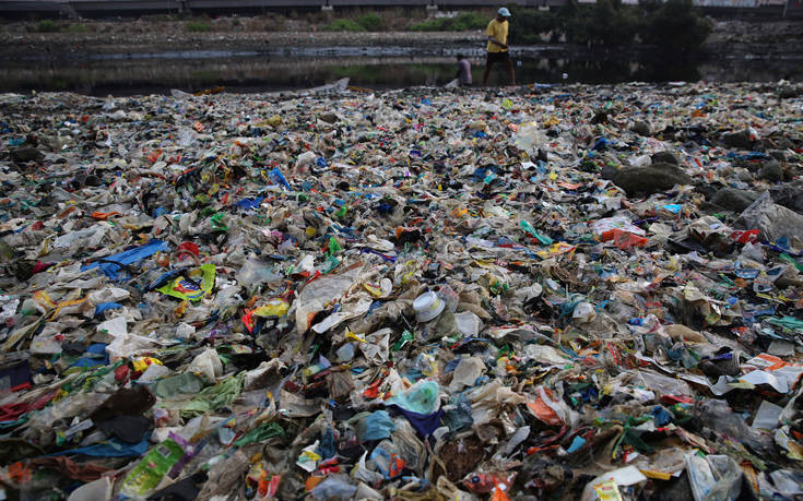 Οι «κοινότητες» από σκουπίδια που έχουν ξεπηδήσει σε Μεσόγειο και Ινδία