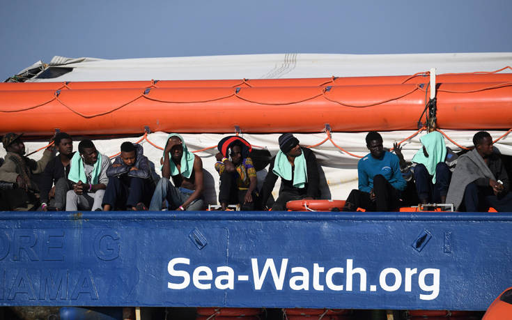 Η 31χρονη πλοίαρχος που αψηφά τον Σαλβίνι και μπαίνει με πλοίο με μετανάστες στα ιταλικά χωρικά ύδατα