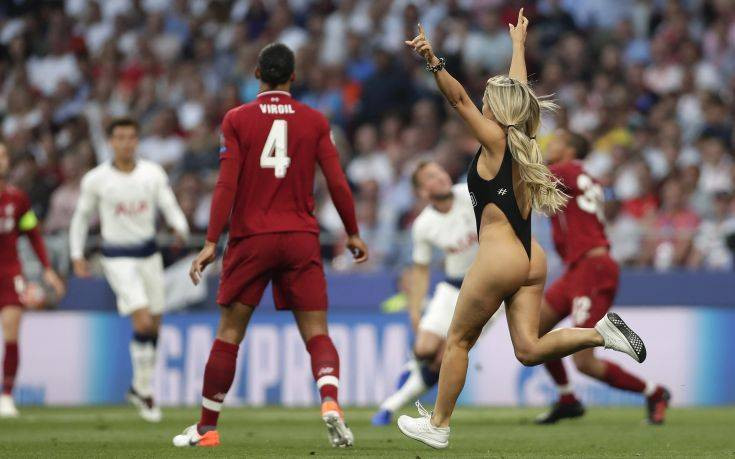 Champions League: Η σέξι εισβολέας που προκάλεσε αναστάτωση στον τελικό