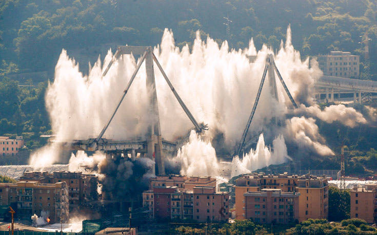 Η εντυπωσιακή κατεδάφιση με εκρηκτικά της φονικής γέφυρας στη Γένοβα