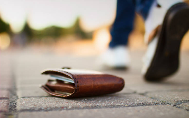 Εργαζόμενη του δήμου Ηρακλείου βρήκε «αδέσποτο» πορτοφόλι και το παρέδωσε