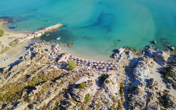 Έφοδος ελεγκτών στην Τήνο – Διαπιστώθηκε παράνομη κατάληψη 3.000 τ.μ. αιγιαλού και παραλίας