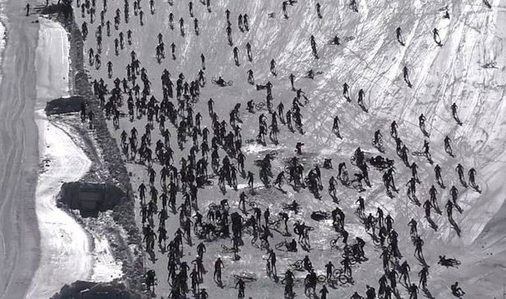 H στιγμή της τεράστιας καραμπόλας ποδηλατών σε αγώνα πάνω στον πάγο