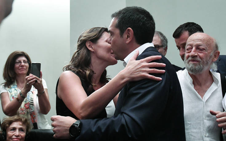 Εθνικές εκλογές 2019: Το φιλί και η αγκαλιά της Μπέτυ Μπαζιάνα στον Αλέξη Τσίπρα μετά την ήττα