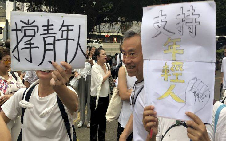 Πορεία… γκριζομάλληδων προς στήριξη των νεαρών διαδηλωτών στο Χονγκ Κονγκ