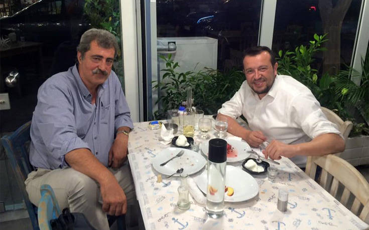 Για ψαρομεζέδες στο Μοσχάτο ο Παύλος Πολάκης με τον Νίκο Παππά