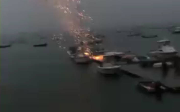 Βίντεο με κεραυνό να χτυπά σκάφος σε μαρίνα